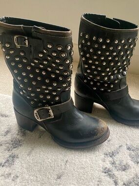 FRYE JENNA CUT STUD BOOTS mid calf distressed black silver buckles 6.5